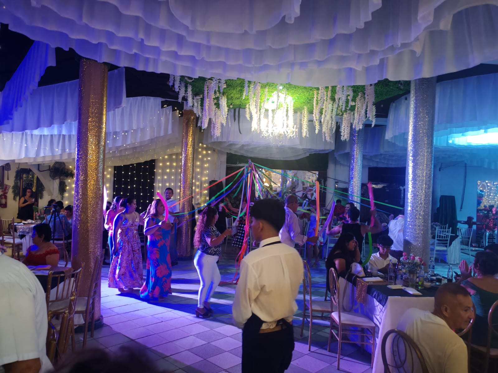 Pista de baile iluminada durante una celebración nocturna