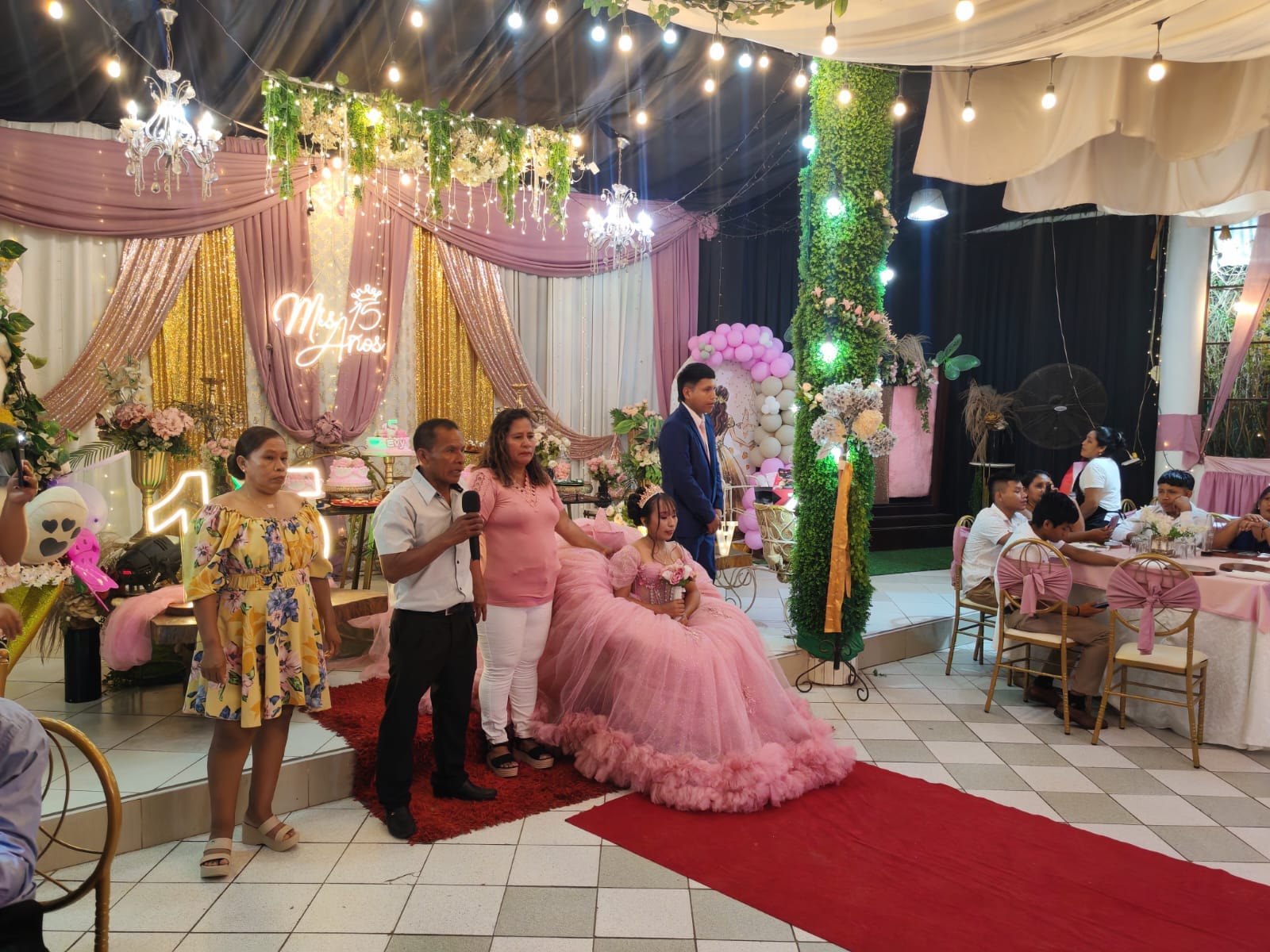 Fiesta de quinceaños con decoración en tonos rosados